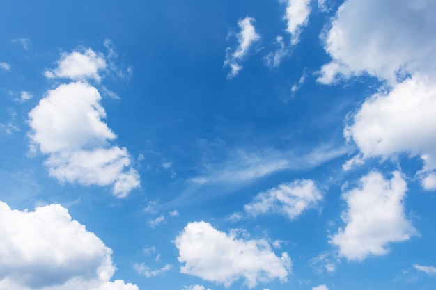 Cielo blu e sfondo bianco nuvola