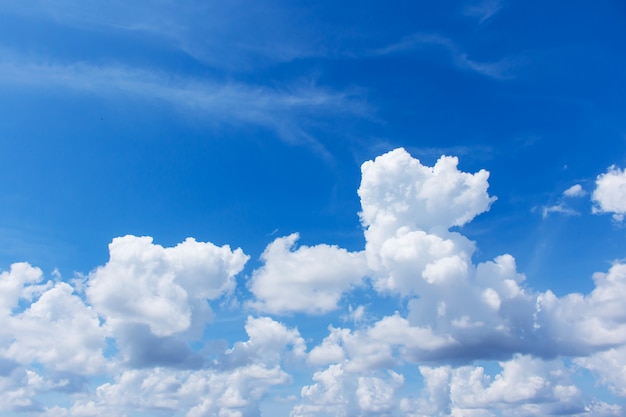 Cielo blu e sfondo bianco nuvola