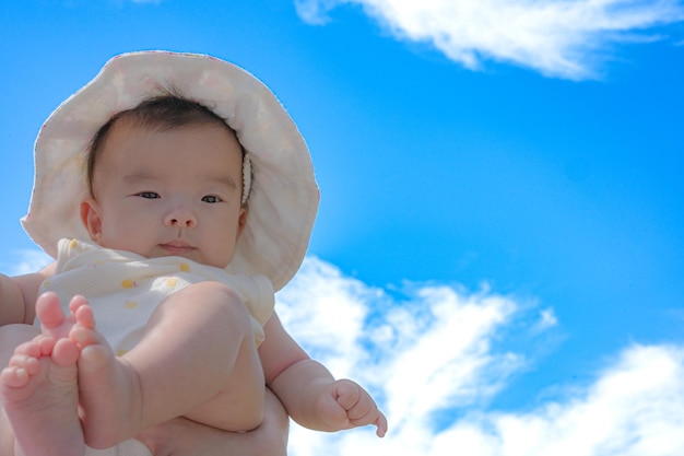 cielo blu e un bambino carino