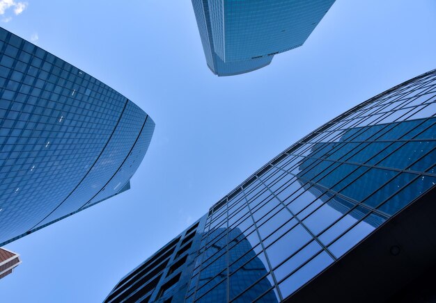 Cielo blu incorniciato dalle cime dei grattacieli Centro affari dei grattacieli del distretto della città di Mosca