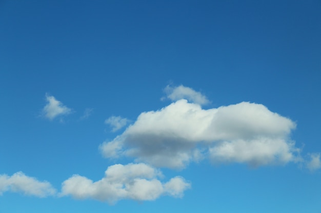 Cielo blu lucido con nuvole bianche