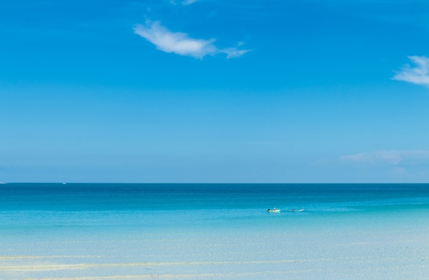 Cielo blu luminoso e paesaggio oceanico