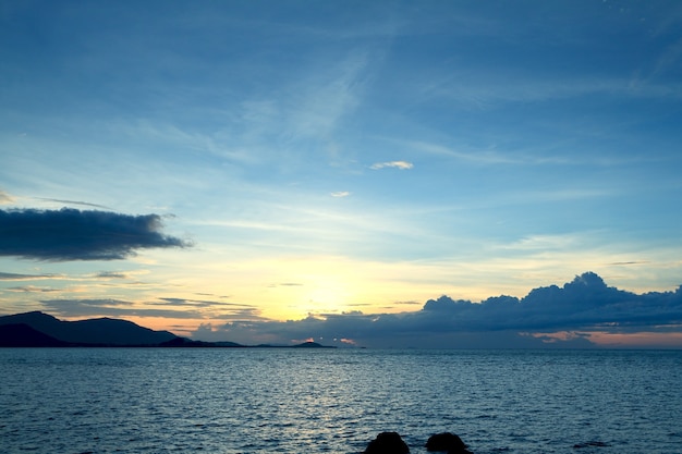 Cielo blu luminoso e paesaggio oceanico