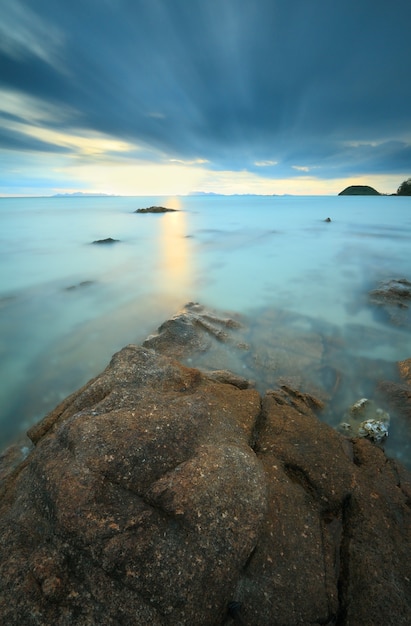 Cielo blu luminoso e paesaggio oceanico