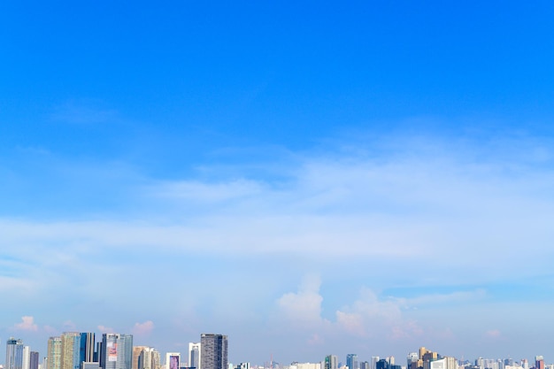 Cielo blu nel giorno d'estate sopra la città