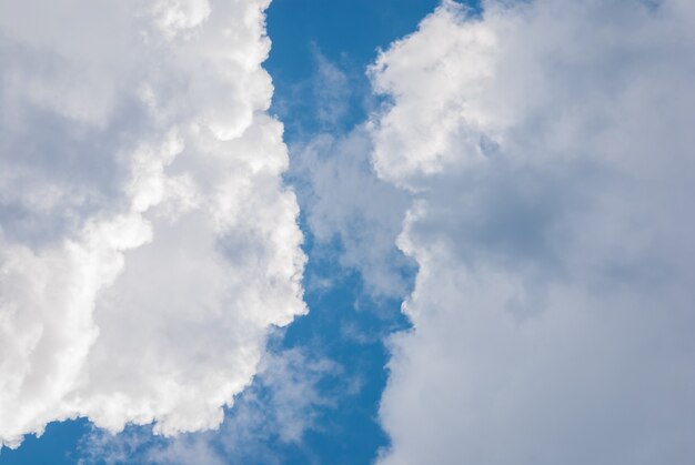 Cielo blu nello spazio tra i cumuli pesanti che si schiariscono con il tempo