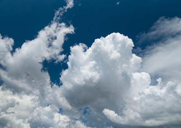 Cielo blu nuvole bianche cielo limpido sfondo naturale.