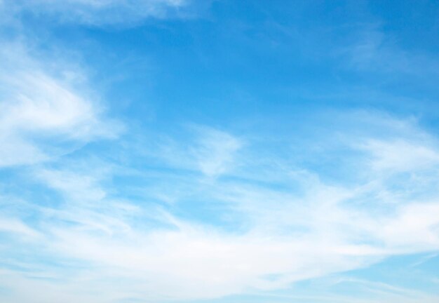 Cielo blu, nuvole bianche, cielo limpido, sfondo, sfondo.