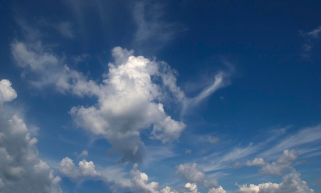 Cielo blu nuvole bianche natura