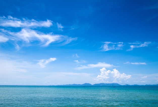 Cielo blu nuvoloso in partenza per il mare