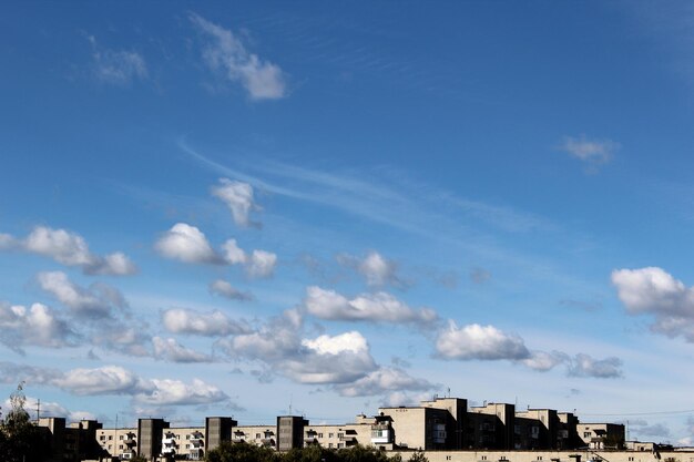 Cielo blu nuvoloso luminoso sopra il paesaggio urbano