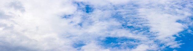 Cielo blu pulito con sfondo panorama di nuvole