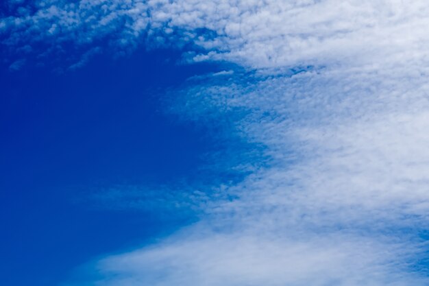 Cielo blu scuro e nuvole bianche