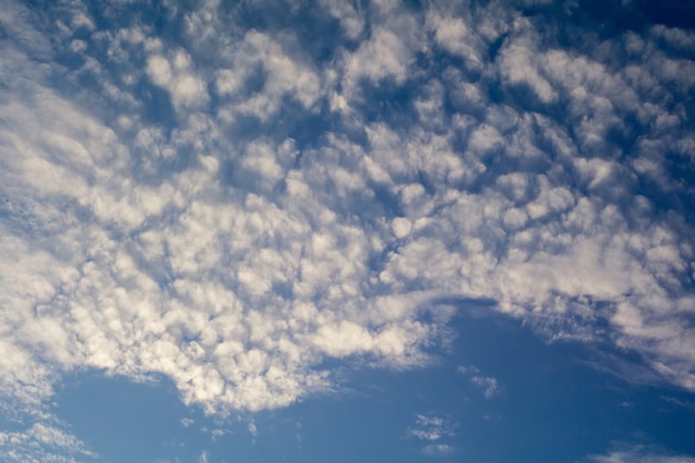 Cielo blu scuro e nuvole bianche