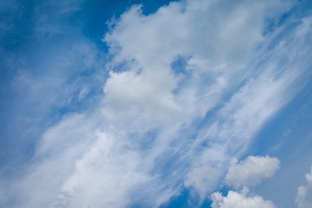 Cielo blu scuro e nuvole bianche