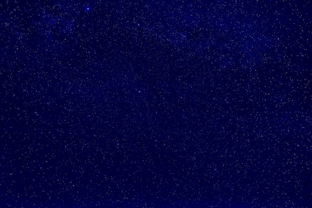 Cielo blu scuro notturno con molte stelle e galassia della Via Lattea