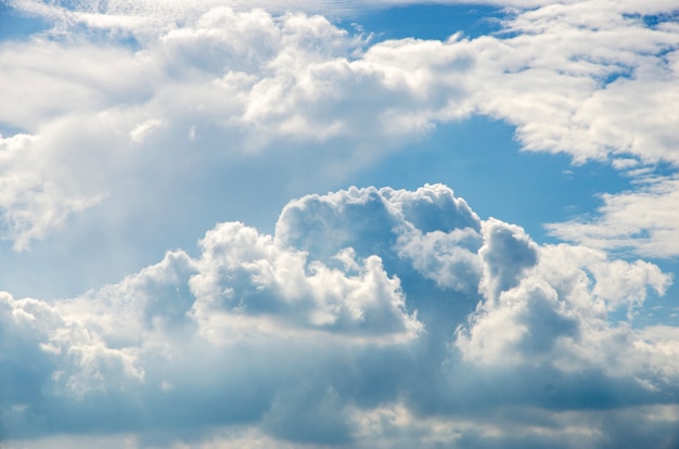 Cielo blu, sfondo fantasia, sfocato