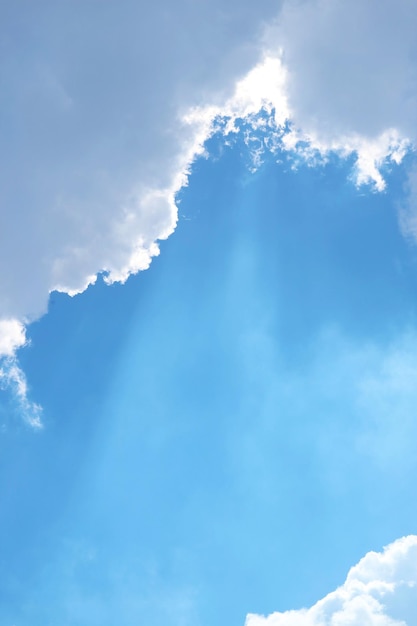 Cielo blu soleggiato con raggi di scala d'angelo che brillano attraverso le nuvole