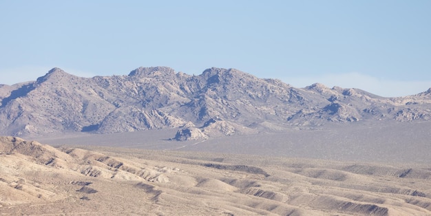 Cielo blu soleggiato del paesaggio della natura della montagna del deserto