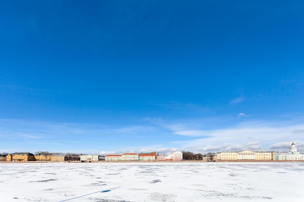 Cielo blu sopra l'argine di Universitetskaya