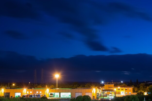 Cielo blu sopra la periferia di Sassari Italia