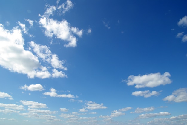 Cielo blu su bianco isolato