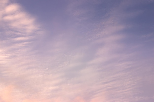 Cielo blu su cui nuvole bianche e vento hanno dipinto un'immagine nello stile dell'astrattismo