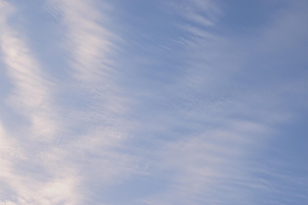 Cielo blu su cui nuvole bianche e vento hanno dipinto un'immagine nello stile dell'astrattismo