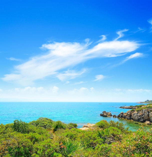 Cielo blu sulla costa di Alghero Sardegna