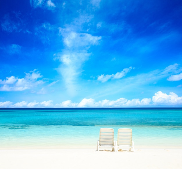 Cielo blu sulla spiaggia, Maldive