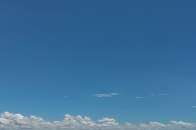 Cielo blu vuoto e sfondo nuvola