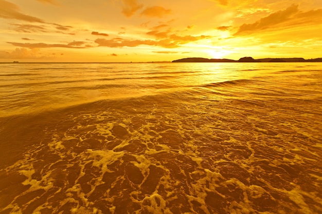 Cielo colorato al tramonto, Krabi Thailandia