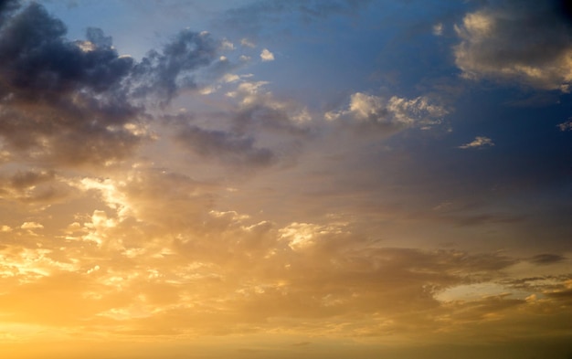 Cielo colorato al tramonto sulla superficie del mare tranquillo