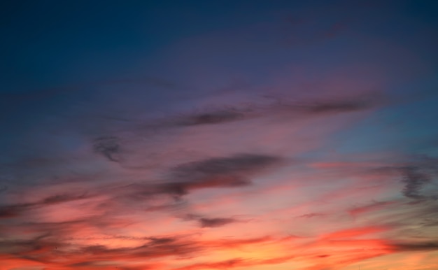 Cielo colorato con nuvole al tramonto. Cielo serale drammatico. Sfondo naturale