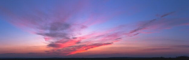 Cielo colorato con nuvole rosse dopo il tramonto