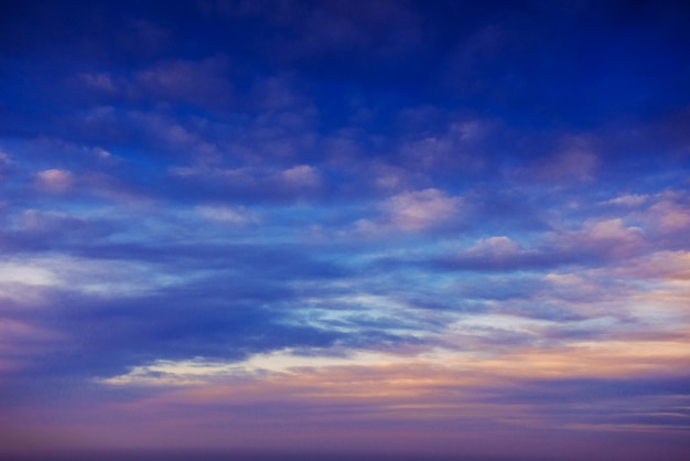 Cielo colorato con sfondo sole in montagna