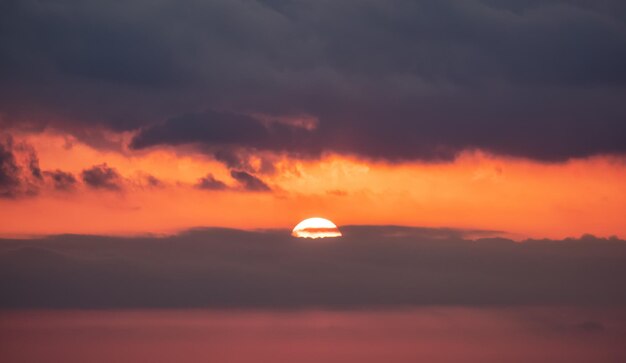 Cielo colorato drammatico di alba sopra il fondo della natura di Cloudscape del Mar Mediterraneo