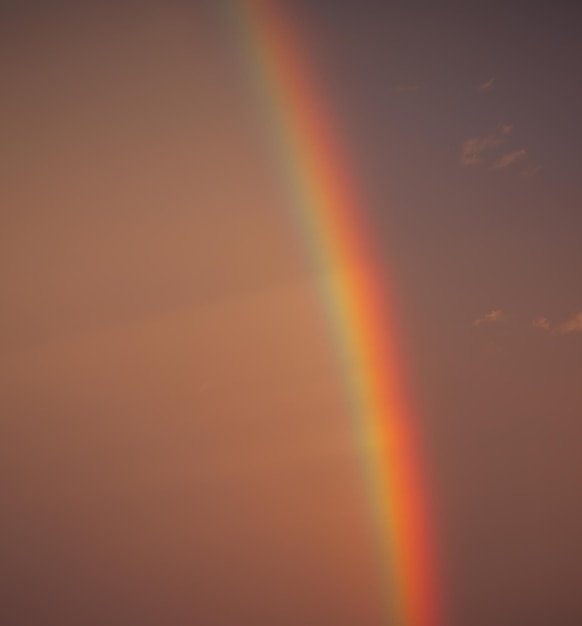 Cielo con arcobaleno dopo una tempesta