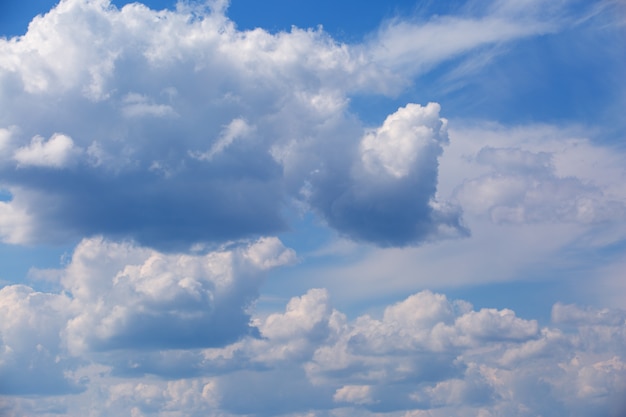 cielo con belle nuvole cumuliformi