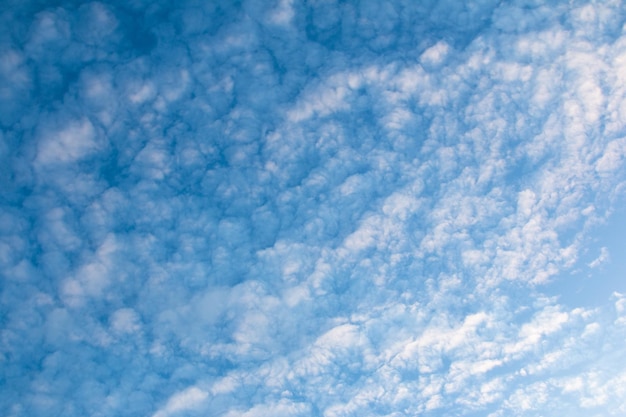 Cielo con nuvole bianche e blu sullo sfondo della natura bellissima