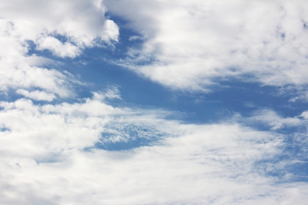 Cielo con nuvole bianche in una giornata di sole