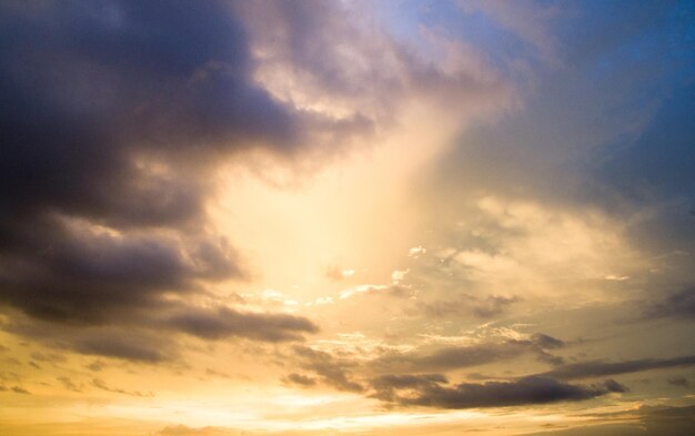 Cielo con nuvole e sole