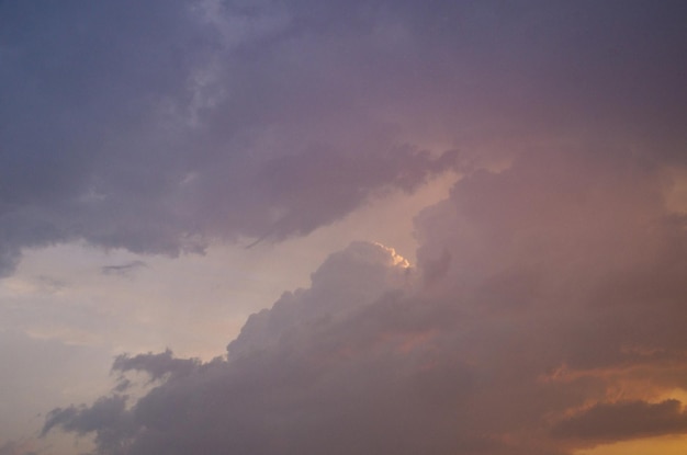 cielo con nuvole e sole