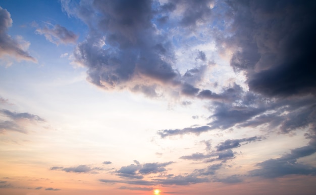 Cielo con nuvole e sole