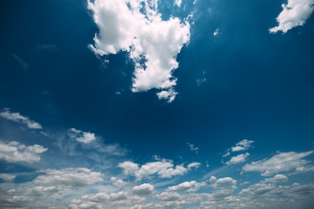 Cielo con nuvole e sole