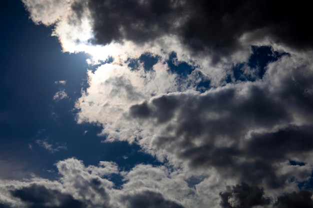 Cielo con nuvole grigio scuro prima di rai