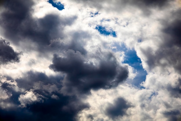 Cielo con nuvole grigio scuro prima di rai