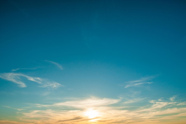 Cielo con nuvole in serata