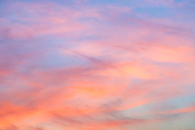 Cielo con nuvole rosa rosse