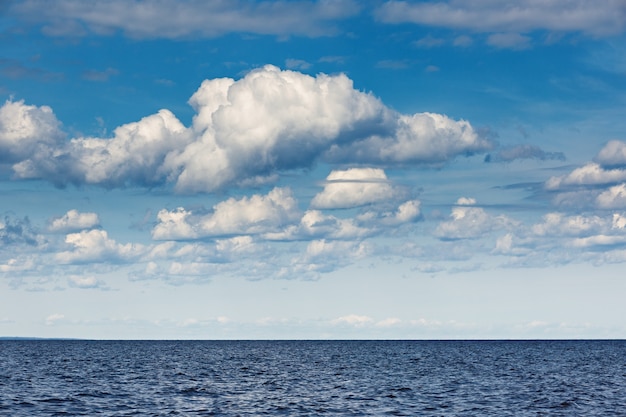 Cielo con nuvole sul mare